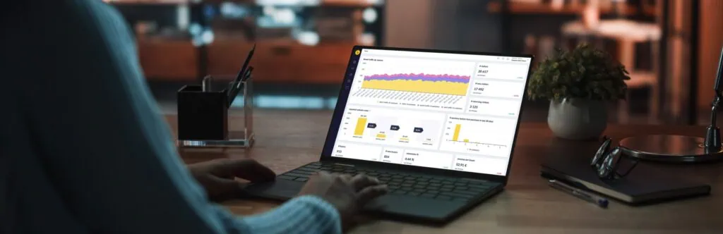 Pantalla de portátil con panel de outreach y métricas de contacto para gestión de enlaces