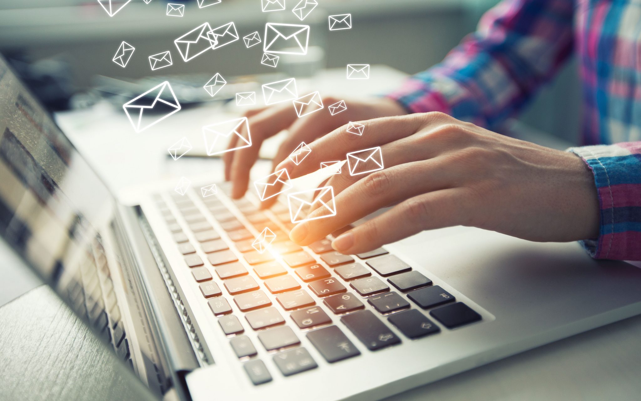 Profesional redactando correos de outreach para conseguir backlinks desde portátil