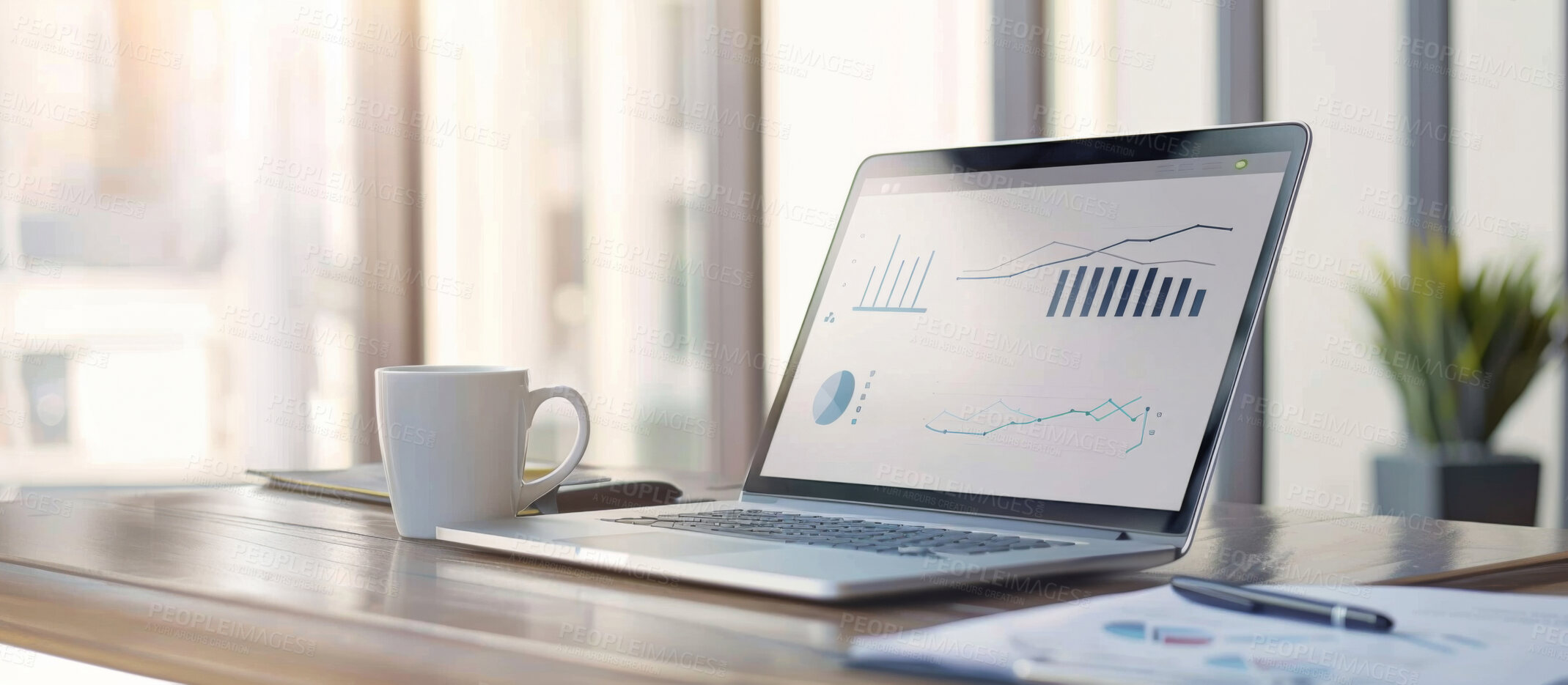 Gráfico de crecimiento en pantalla de monitor mostrando evolución positiva de métricas de autoridad web
