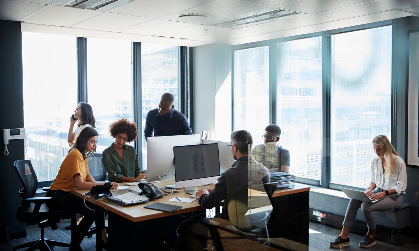 Equipo de agencia SEO trabajando con múltiples herramientas de análisis de enlaces