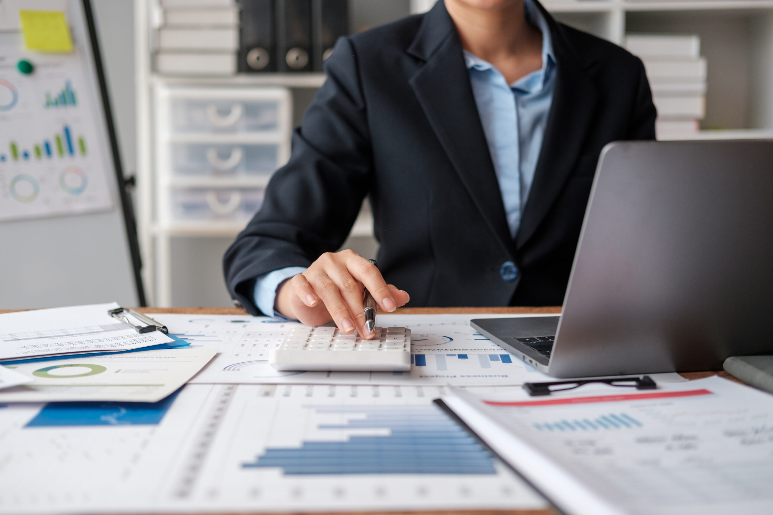 Propietario de negocio local trabajando en estrategia de enlaces desde su comercio