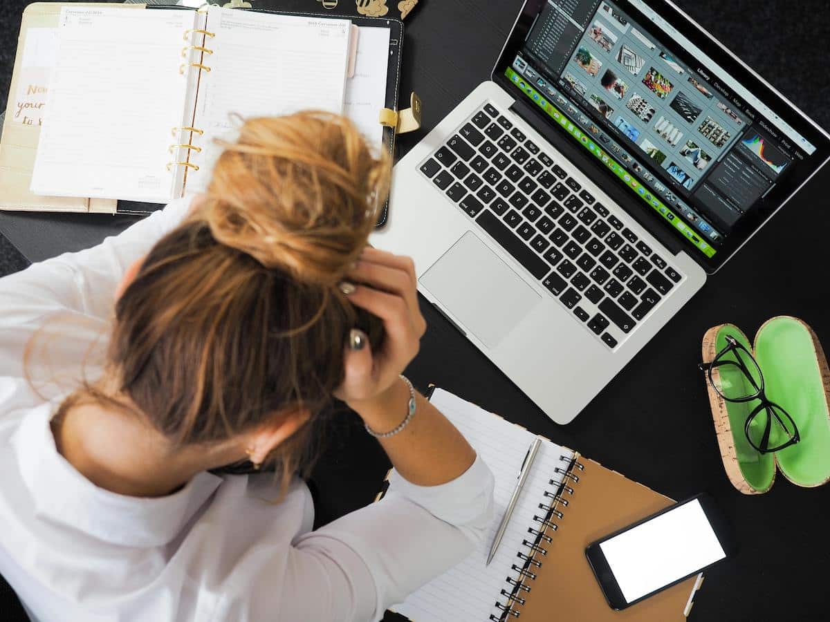 Profesional independiente trabajando en estrategia de captación de enlaces para cliente