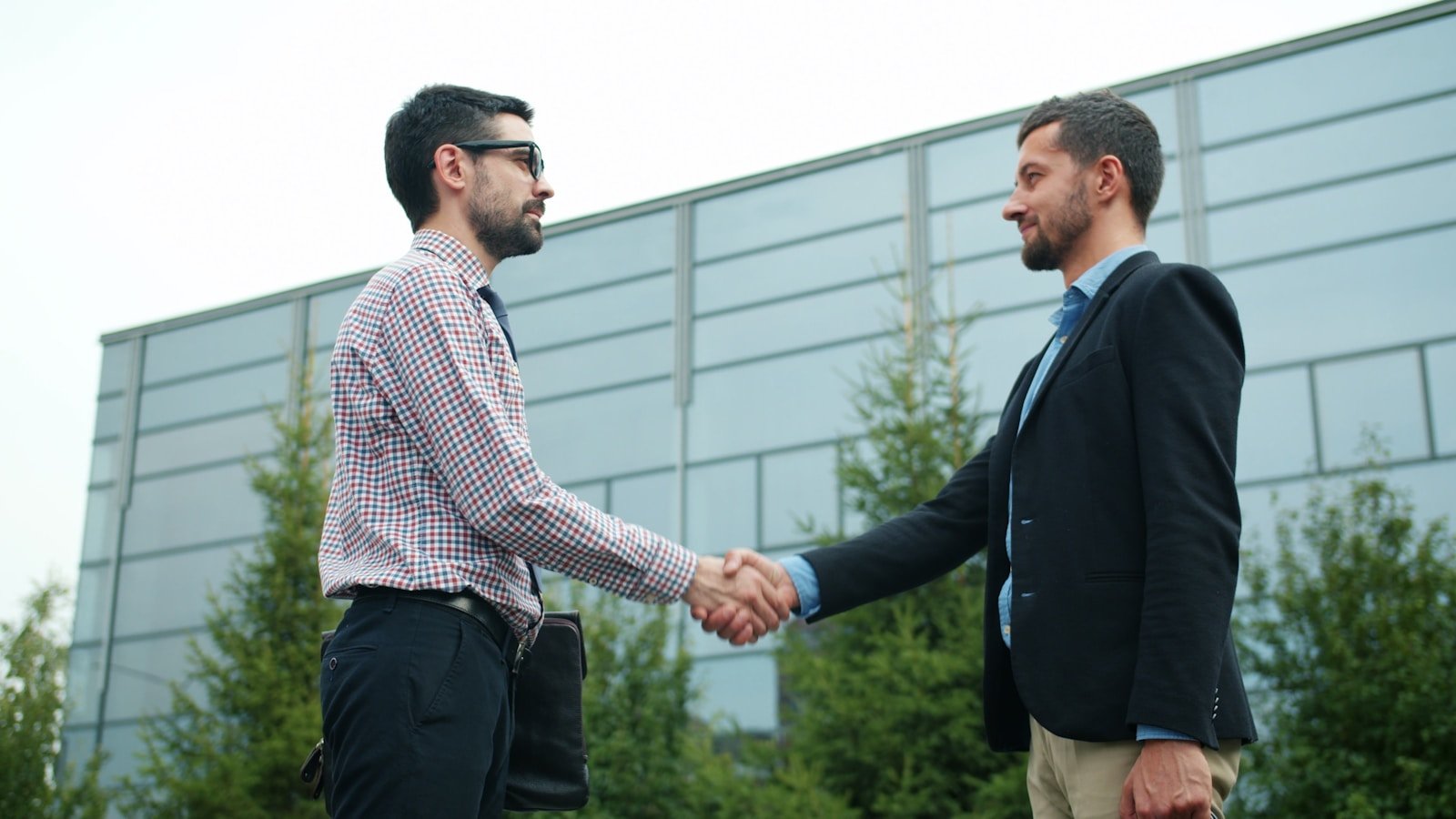 Dos profesionales cerrando un acuerdo de colaboración en un evento sectorial